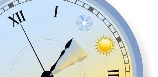 ساعة توضح التوقيت الشتوي والصيفي