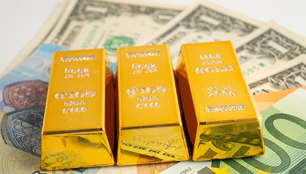 Central Banks Accelerate De-Dollarization with Surging Gold Demand as Bullion Profits Soar 140%