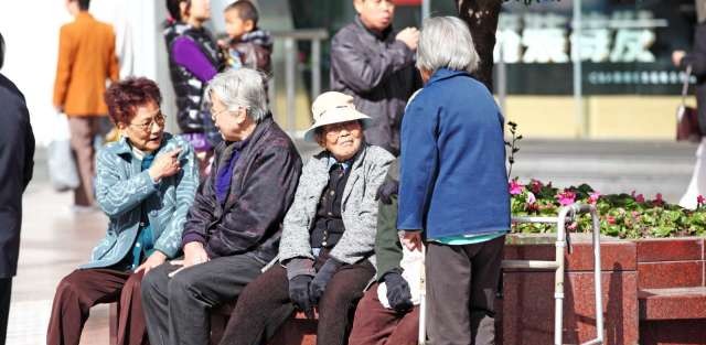 空港でチェックインするシシニア旅行者グループ
