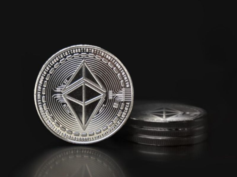 Ethereum sanal para birimi siyah ekranda