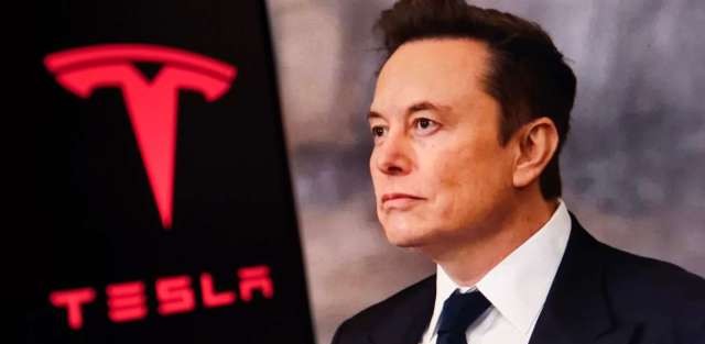 イーロン・マスク氏がテスラ工場を視察