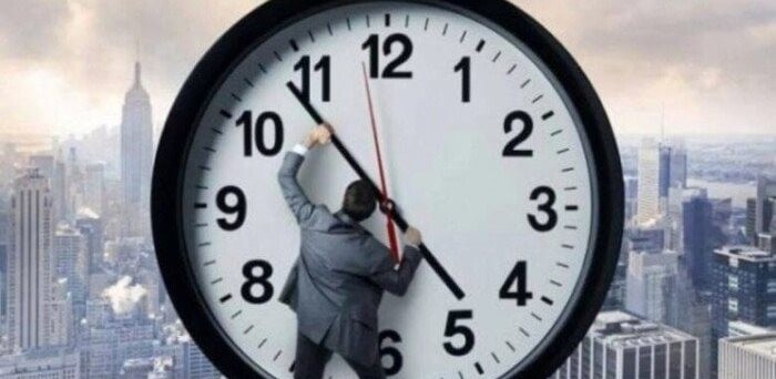 ساعة تظهر تغيير التوقيت