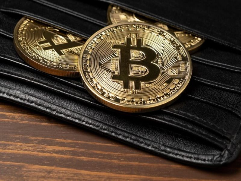 Bitcoin ve Altın Renkli Kripto Para