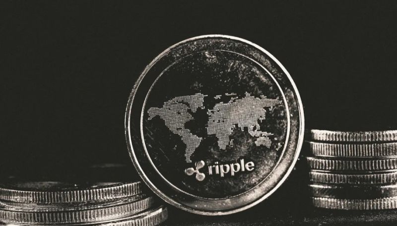 XRP価格チャートとグレースケールロゴ