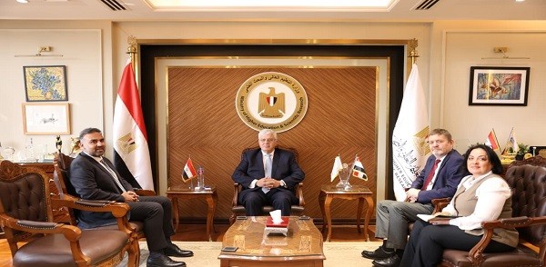 وزير التعليم العالي والممثل البريطاني خلال توقيع الاتفاقية