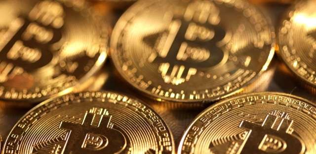 ビットコイン価格とMicroStrategy株価の関係を示すチャート