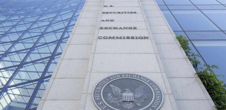 SEC 회의실에서 진행 중인 DeFi 규제 논의 장면