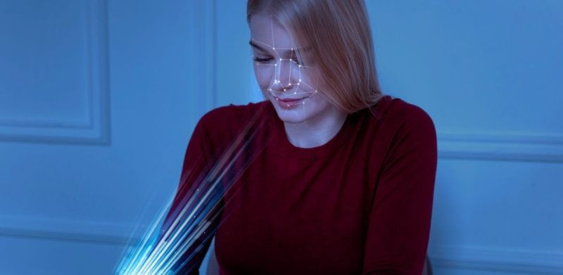 Frau wird mit Smartphone gescannt - Blockchain Sentinela Digital
